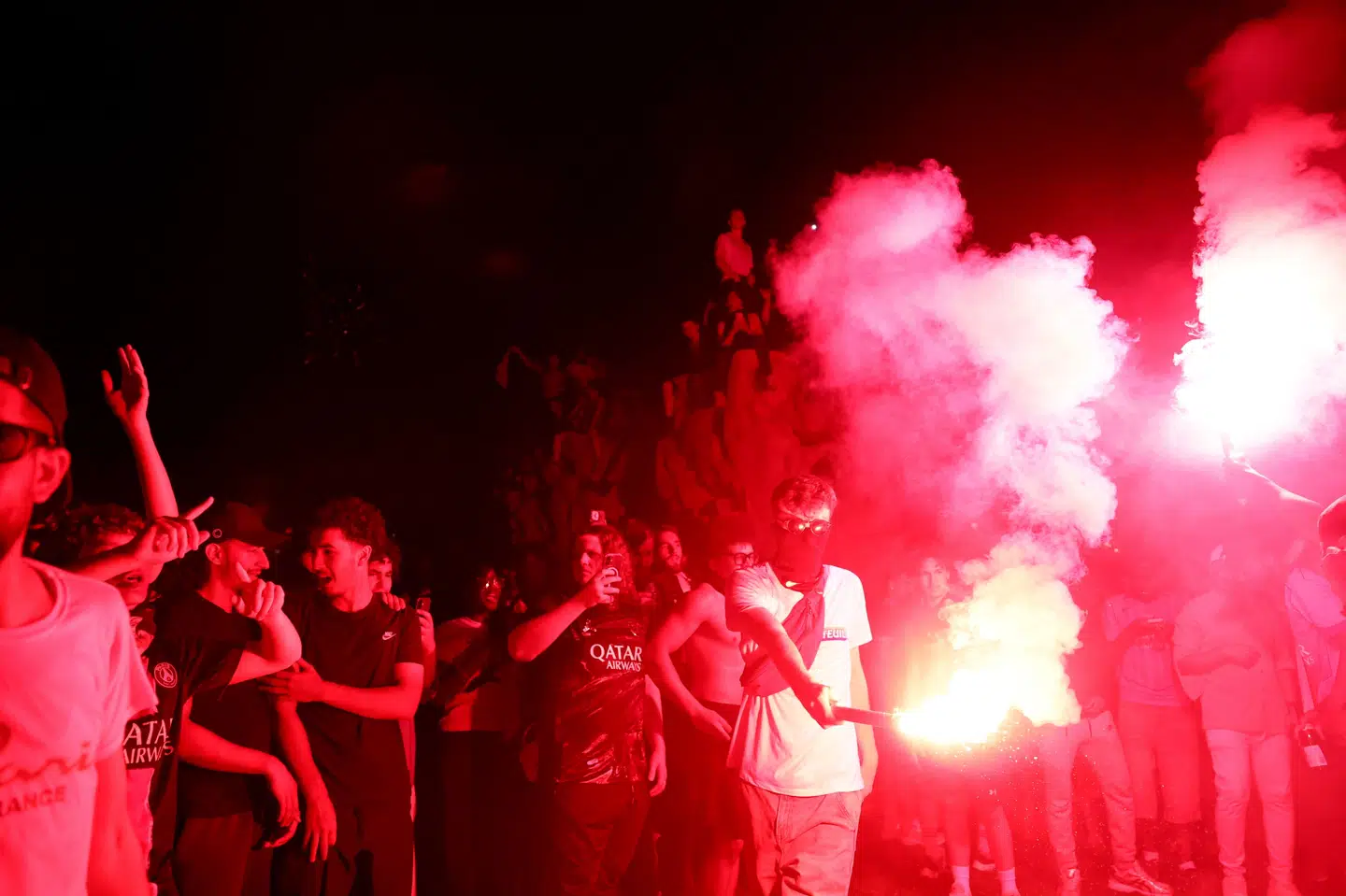 Fans fejrede Paris Saint-Germains anden triumf i Champions League lørdag. Nogle steder blev fejringen dog til uroligheder og hundredvis blev anholdt.