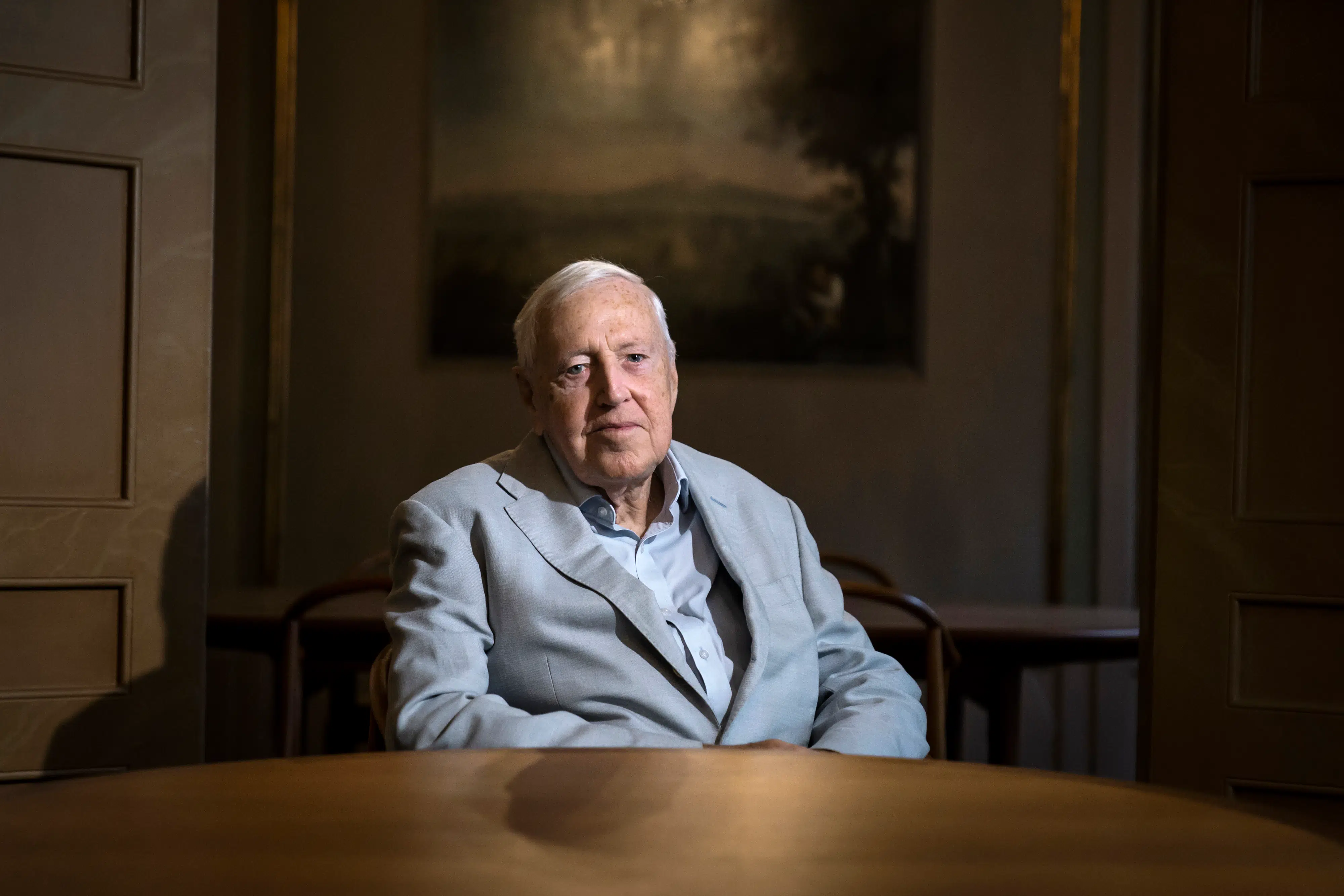 Han er 91 år og Danmarks største økonom – nu får vi hans vilde historie
