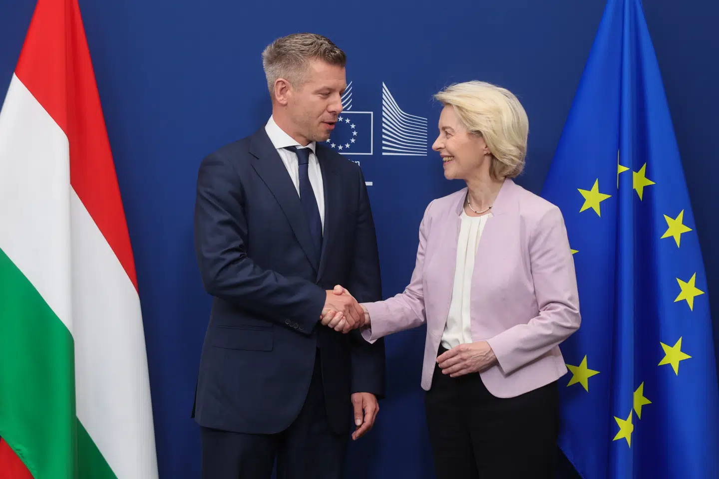 De store smil var fremme, da Ungarns nye premierminister, Péter Magyar, i fredags indgik en aftale med Kommissionens formand, Ursula von der Leyen, om betinget frigivelse af enorme indefrosne EU-midler.