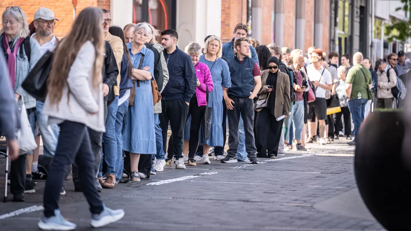 Kø ved vekselbureauet Forex på Nørreport i København .