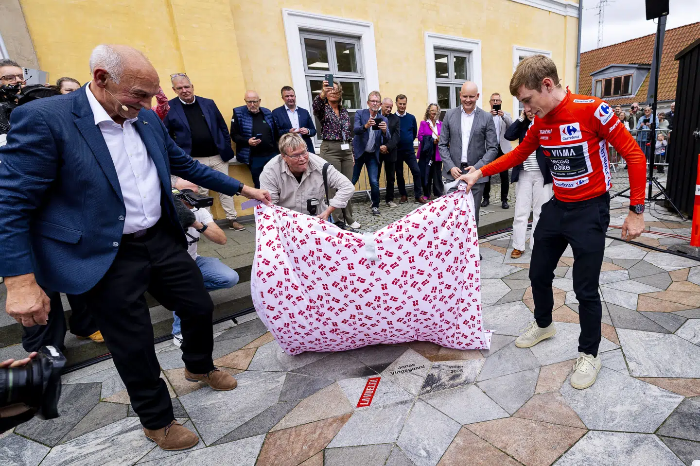 Jonas Vingegaard blev i 2025 fejret i Skive, hvor der blev præsenteret en "æresflise". Efter triumfen i Giro d'Italia er der blevet lovet endnu en flise, men det er usikkert, hvornår den vil blive præsenteret. (Arkivfoto).