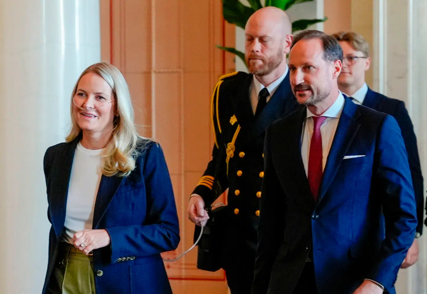 Kronprinsesse Mette-Marit har nu ilt med sig, når hun er ude i offentligheden. Her et foto fra et officielt arrangement tilbage i april.