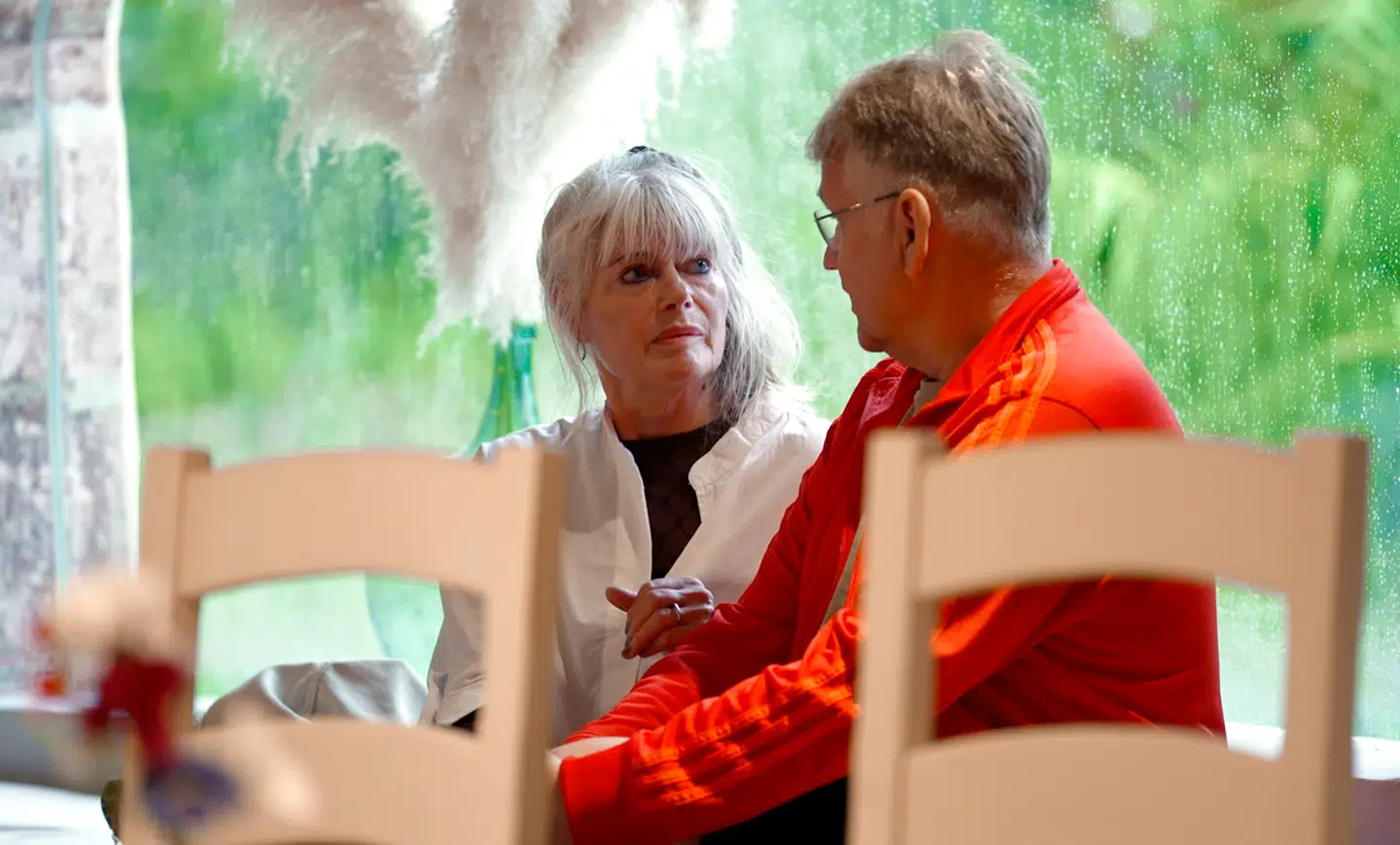 Halli var hurtigt ude og lagde an på Jena i »Hotel Romantik«. Men da hun afviste ham, forlod han programmet for at tage tilbage til den kone, han kun var separeret fra. Det er snyd, mener en tidligere caster.