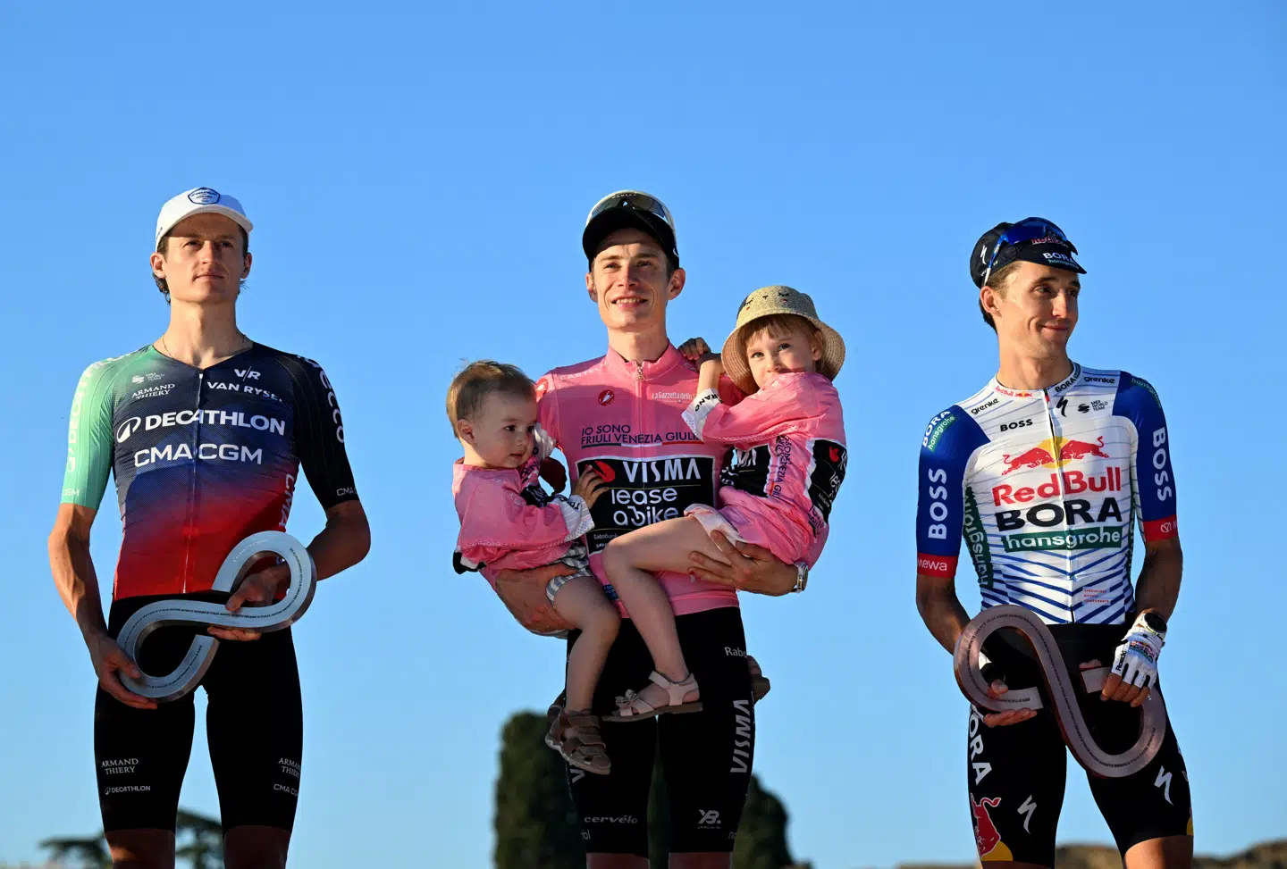 Jonas Vingegaard med sine børn på podiet efter sejren i Giro d'Italia.
