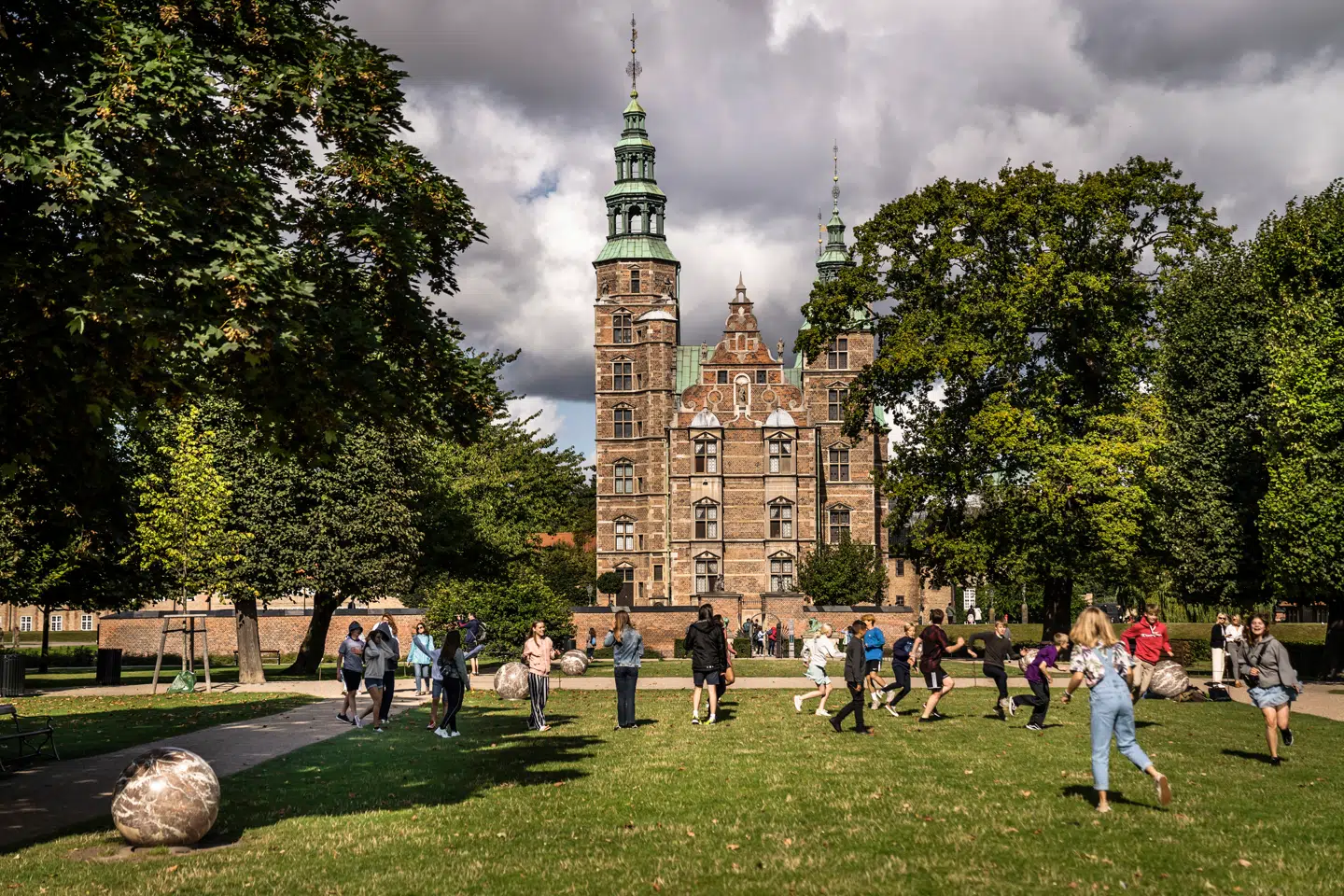 København bør få en stadsgartner, der kan få ansvaret for at arbejde strategisk med det grønne i København, mener Kristine Ammitzbøll-Bille. Her en dejlig sommerdag i Kongens Have.