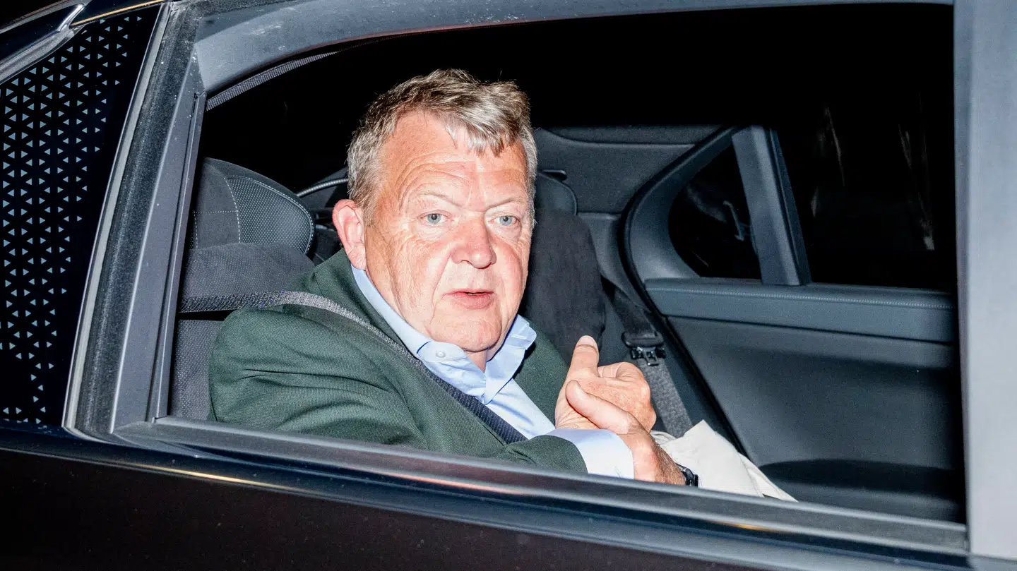 Lars Løkke Rasmussen (M) kører i disse dage ind og ud til Marienborg, hvor der forhandles om en ny regering.