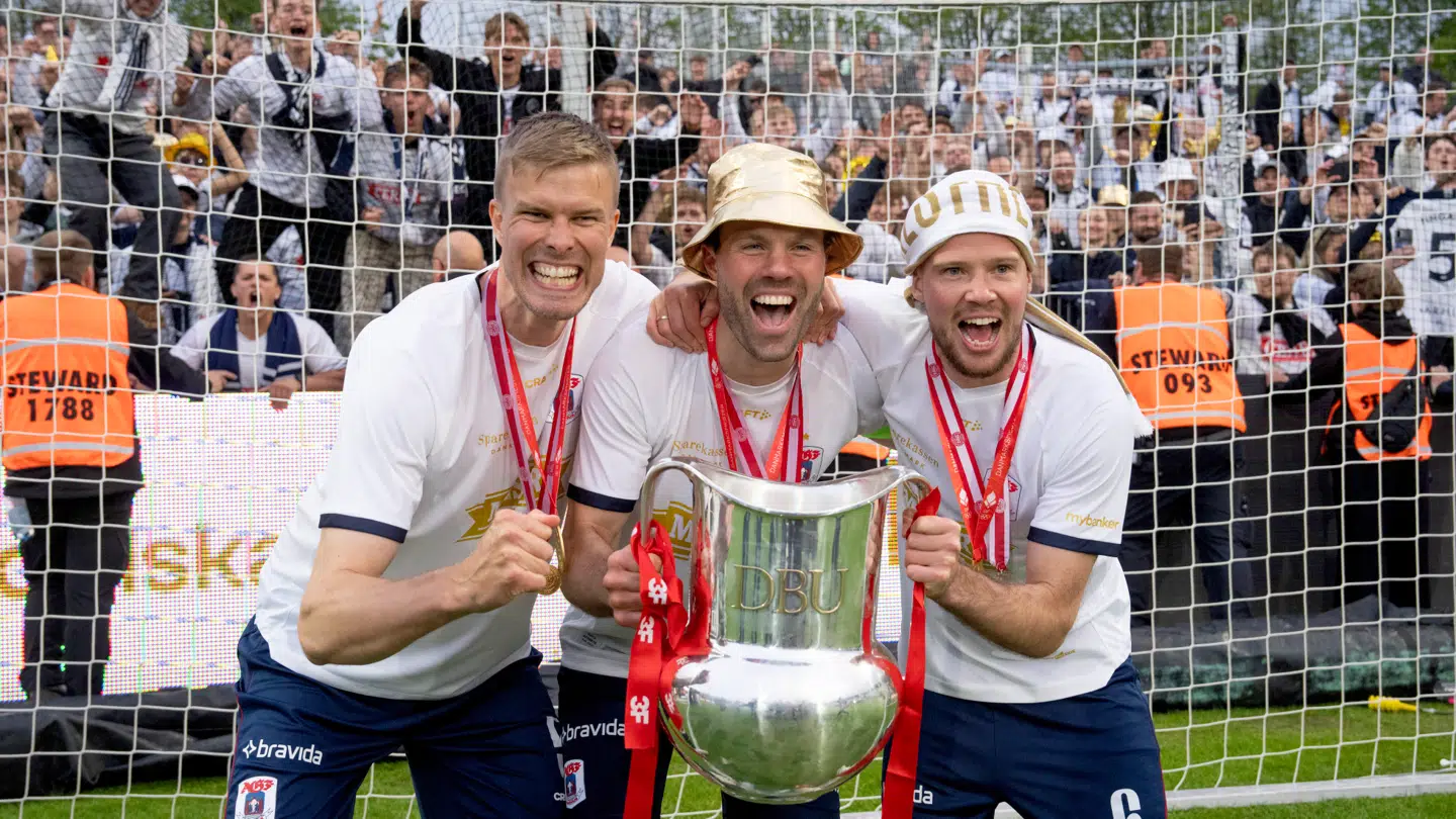 AGFs Frederik Tingager, Patrick Mortensen og Nicolai Poulsen fejrer mesterskabet på Ceres Park Vejlby i Aarhus søndag den 17. maj 2026.