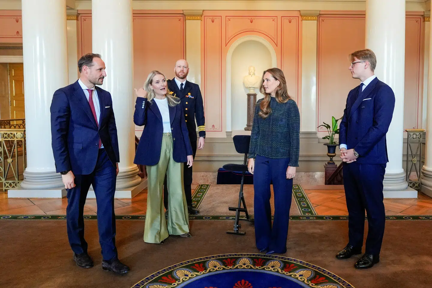Kronprins Haakon (længst til venstre) har forkortet sit besøg i Japan, fordi kronprinsesse Mette-Marit (nr. to fra venstre) er alvorligt syg. Prinsesse Alexandra (midtfor) kommer også hjem fra sit studium i Australien.