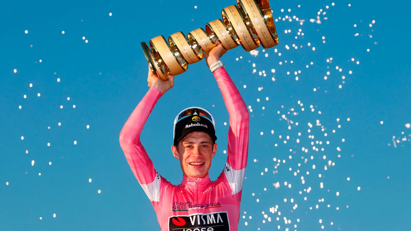 Jonas Vingegaard med pokalen, da han søndag vandt Giro d'Italia.