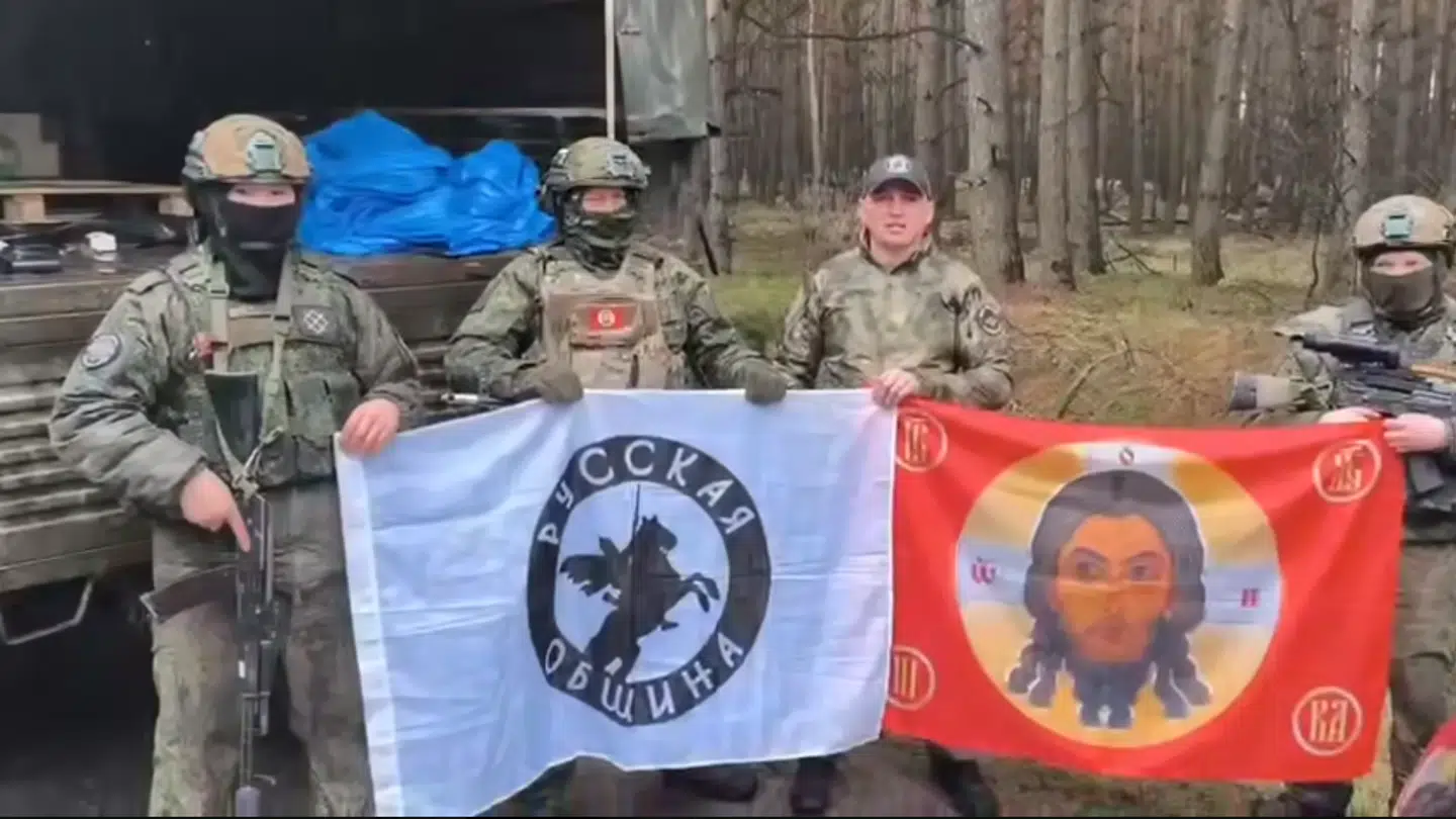 En række militante personer fra Russkaya Obshchina.