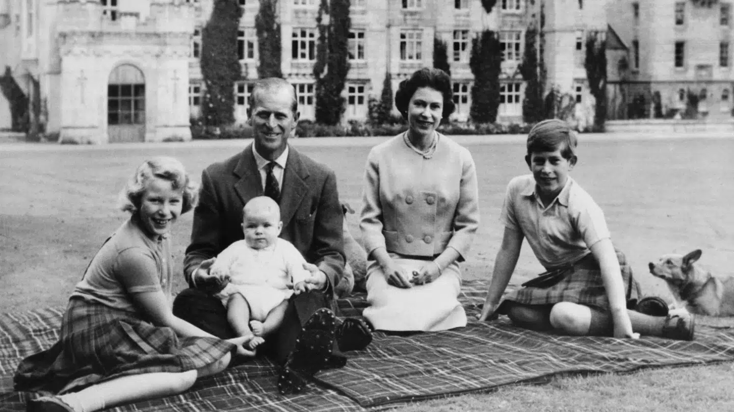 Den britisk kongefamilie fotograferet foran slottet i Balmoral i september 1960.