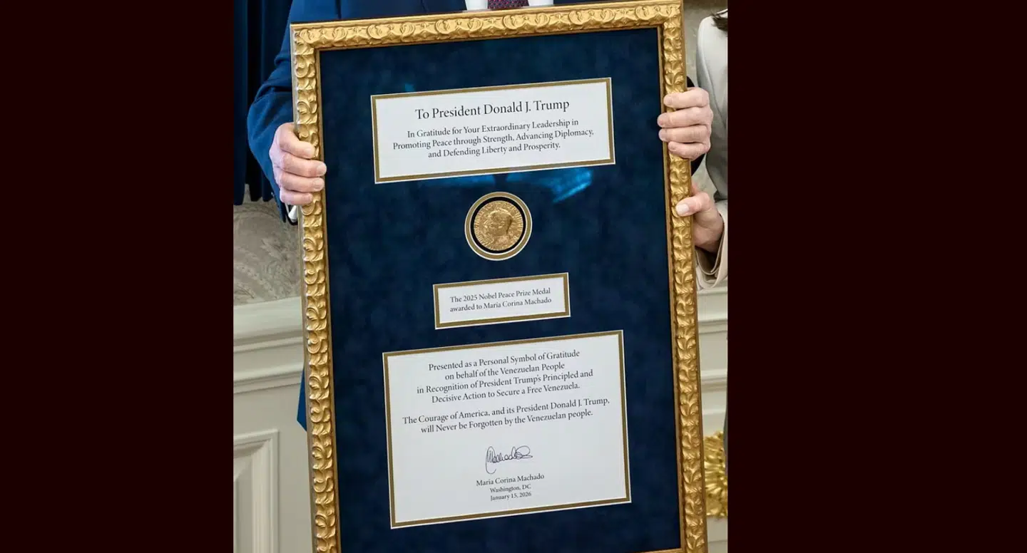 På diplomet stod der: 'Til præsident Donald J. Trump. I taknemmelighed for deres ekstraordinære lederskab i at fremme fred gennem styrke, videreudvikle diplomati og forsvare frihed og velstand. Nobels Fredspris 2025 tildelt María Corina Machado. Overrakt som et personligt symbol på taknemmelighed på vegne af det venezuelanske folk som anerkendelse af præsident Trumps principfaste og beslutsomme handlinger for at sikre et frit Venezuela. USAs mod, og dets præsident Donald J. Trump, vil aldrig blive glemt af det venezuelanske folk.'