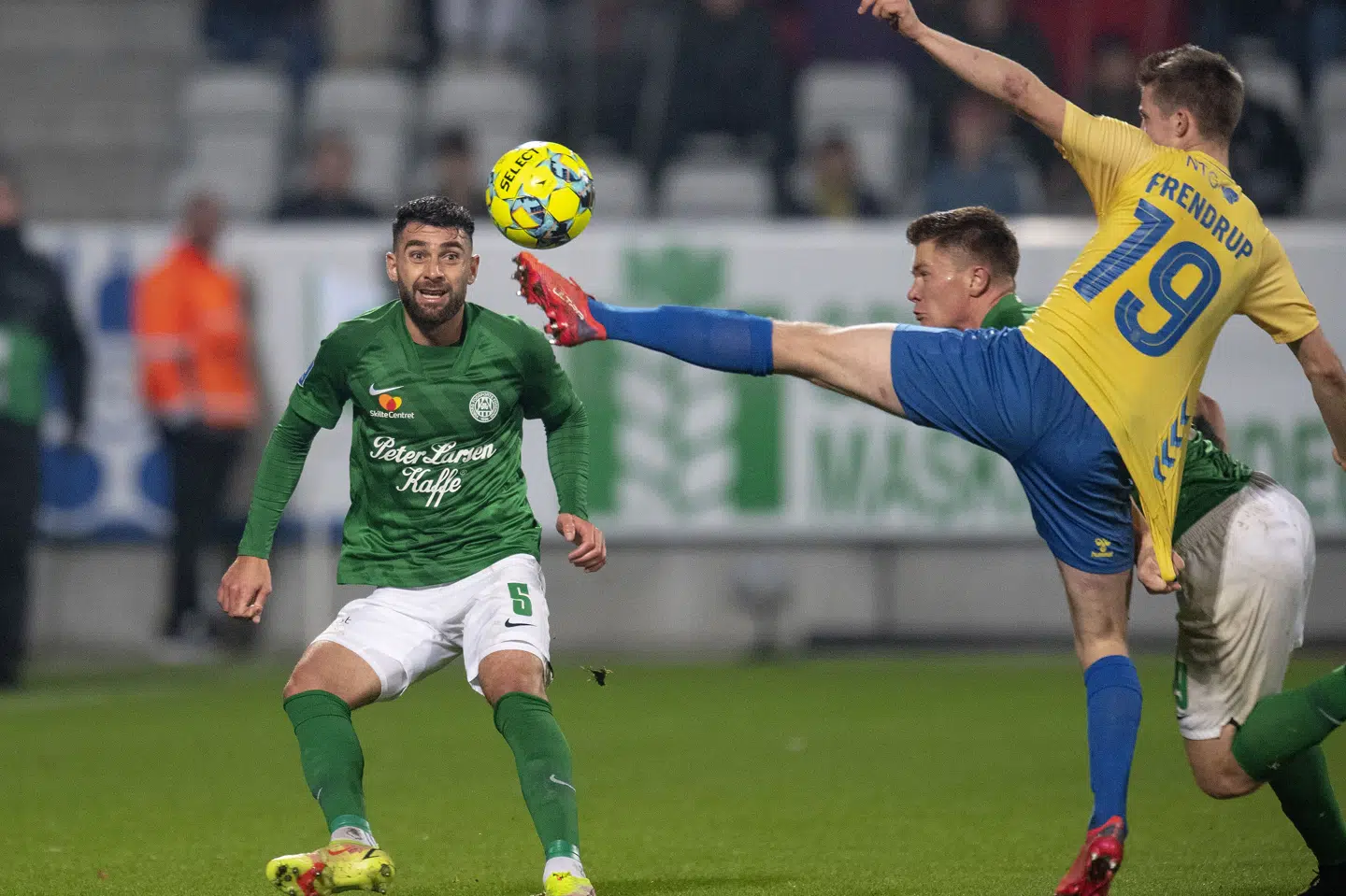 Frans Dhia Putros har spillet 71 kampe i Superligaen. Her er han i aktion for Viborg FF mod Brøndby. (Arkivfoto).