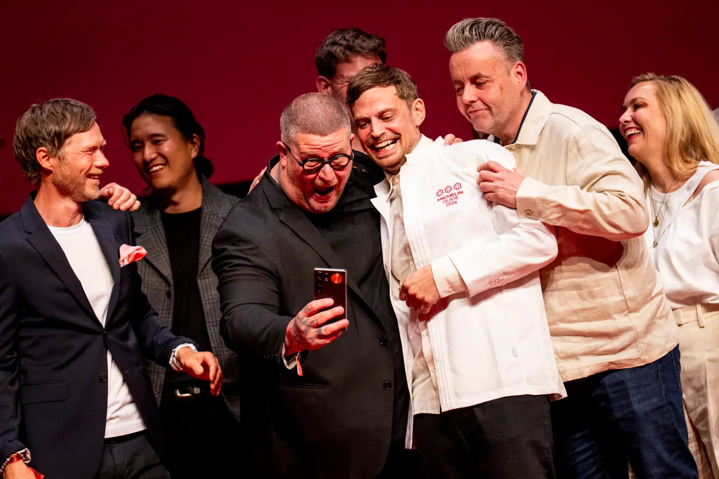 Tre trestjernede Michelinkokke på scenen: Restaurant Kadeau med Nicolai Nørregaard i front modtager sin tredje stjerne ved Michelin Guide Restaurant Ceremony Nordic Countries 2026 i Glassalen i Tivoli, København, mandag den 1. juni 2026. Sammen med Nørregaard ses Eric Vildggard fra Jordnær, og yderst til venstre ses Rasmus Kofoed fra Geranium.