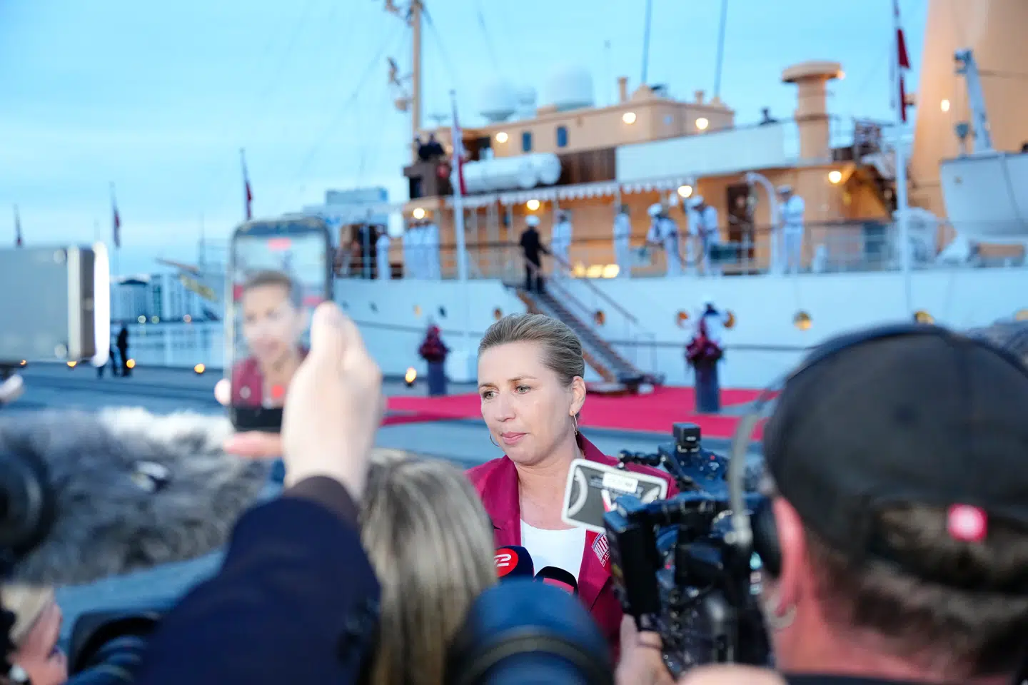 Mandag aften omkring 21.30 ankom fungerende statsminister Mette Frederiksen (S) til Kongen, der var i Odense på sommertogt med kongeskibet »Dannebrog«.