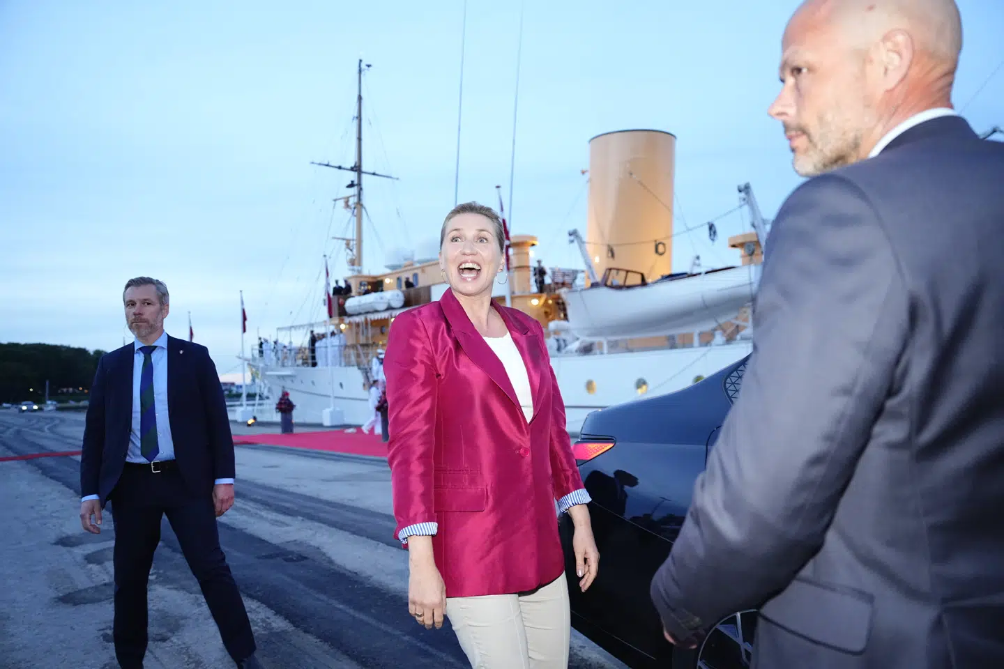 Det var en kisteglad Mette Frederiksen, der kom ud til de mange mennesker, der var samlet foran kongeskibet, efter hun havde meddelt Kongen, at en ny regering var parat til at blive dannet.