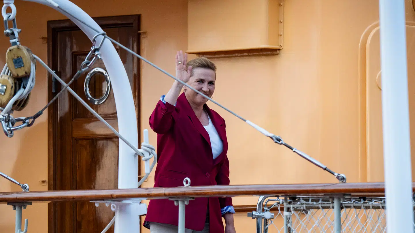 Kong Frederik modtog den fungerende statsminister Mette Frederiksen (S) på kongeskibet Dannebrog mandag aften i Odense.