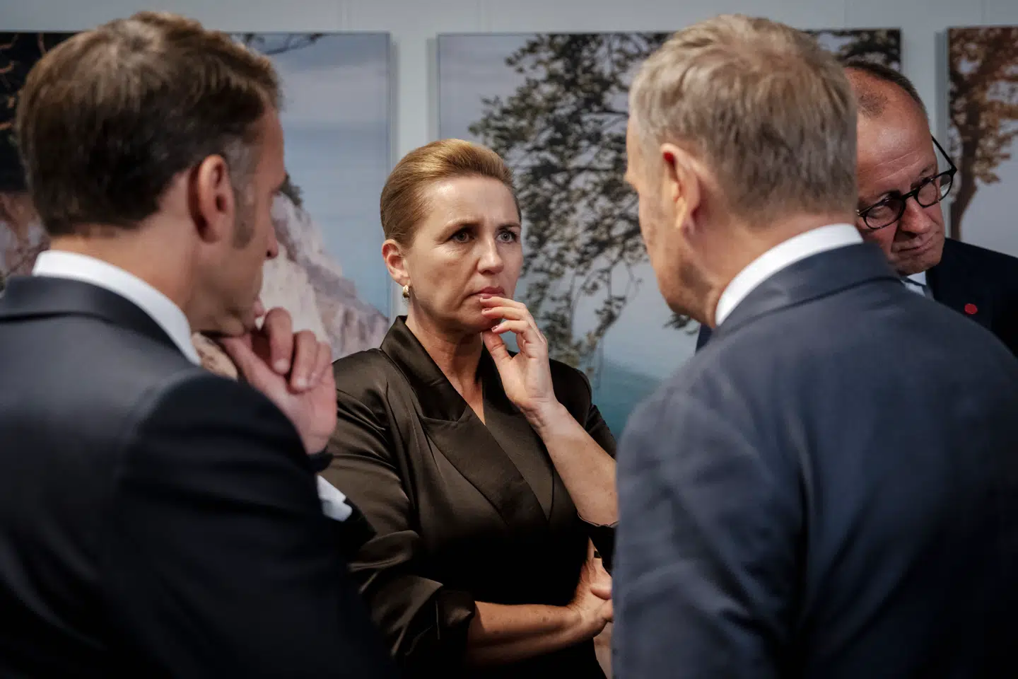 Mette Frederiksen har i løbet af årene opbygget en indflydelsesrig position i EU, vurderer flere eksperter og observatører af europæisk politik, netop som Frederiksen har sikret sig sin tredje periode som Danmarks statsminister. Her ses hun i samtale med Frankrigs Macron, Tysklands Merz og Polens Tusk.
