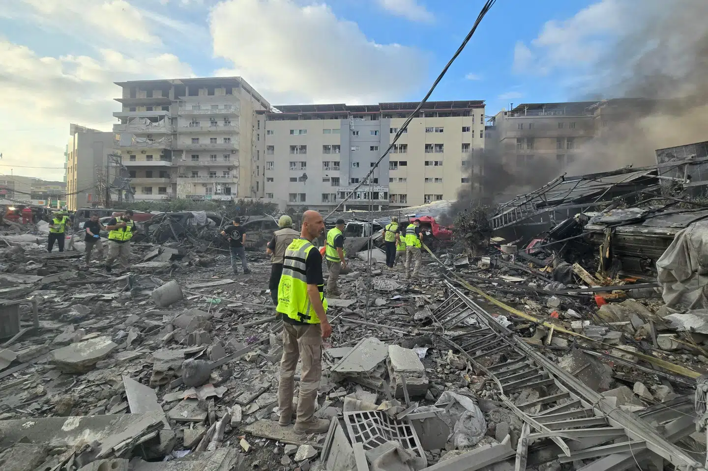 Redningsfolk rykkede mandag ud til byen Tyrus i det sydlige Libanon, hvor et israelsk luftangreb havde ramt nær et hospital. Mandag aften lød det fra Libanon, at Hizbollah ville indstille angrebene mod Israel.