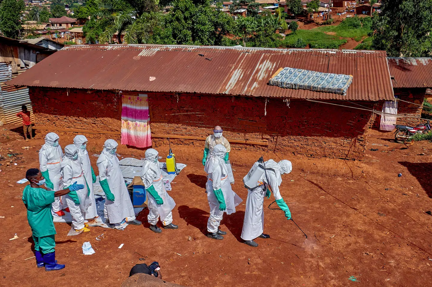 Et billede fra den 24. maj viser Røde Kors-arbejdere iført værnemidler, som desinficerer området uden for et hjem tilhørende en mand, der døde af ebola i DR Congo. (Arkivfoto).