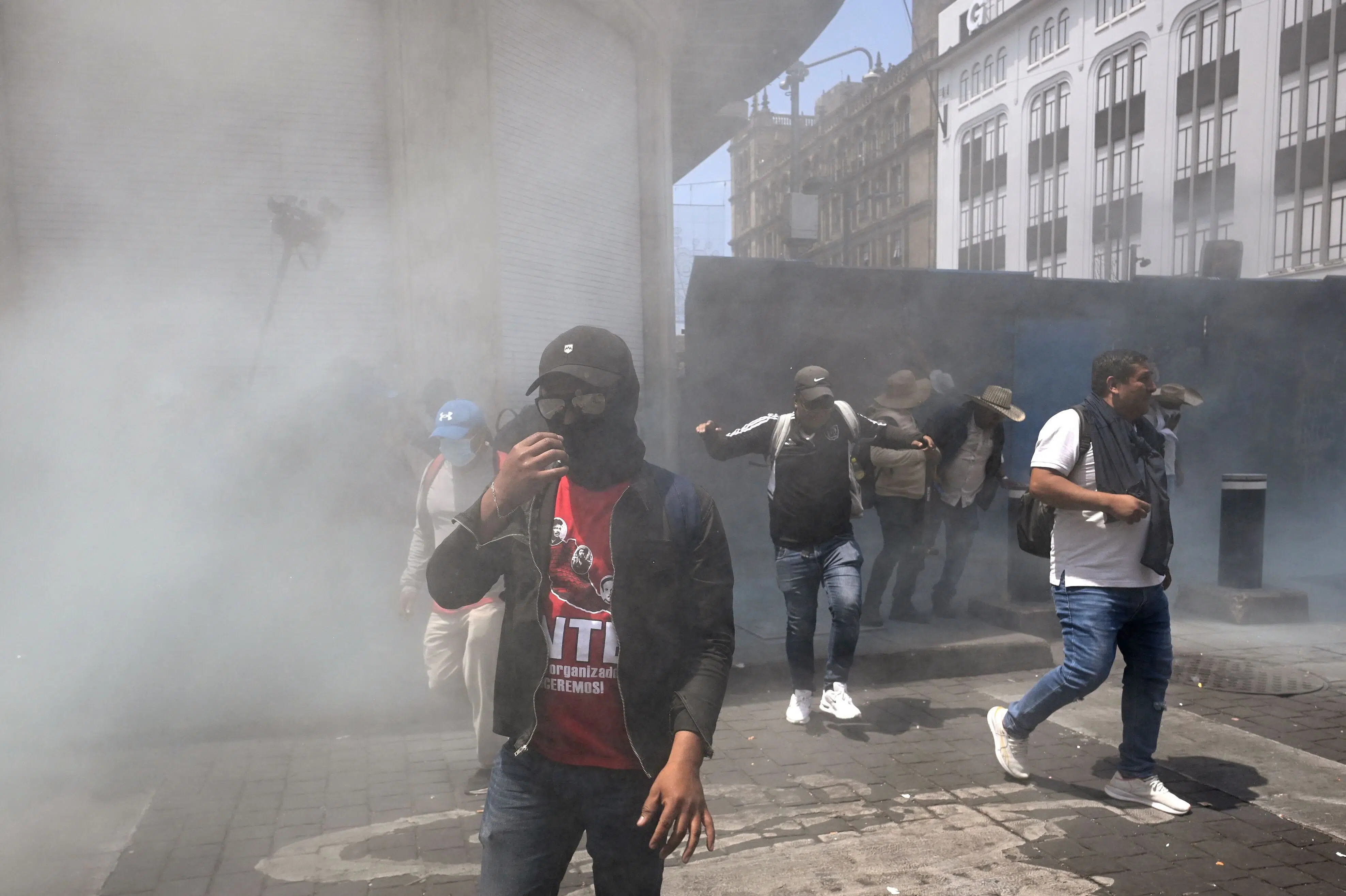 Politi bruger tåregas mod demonstranter i Mexico ti dage før VM