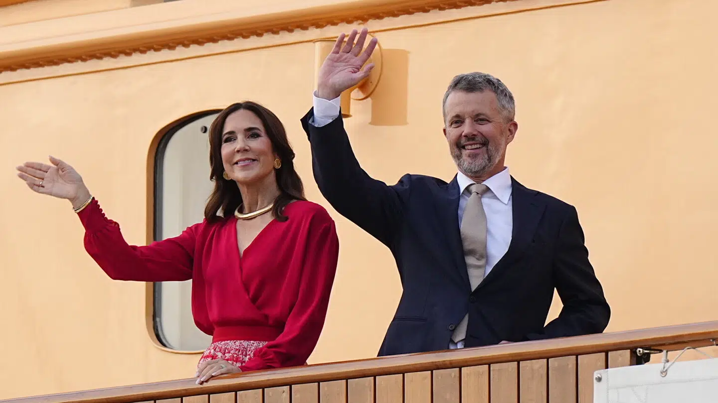 Kongeparret har været på sommertogt til Odense Kommune. Her vinker dronning Mary og kong Frederik fra kongeskibet.