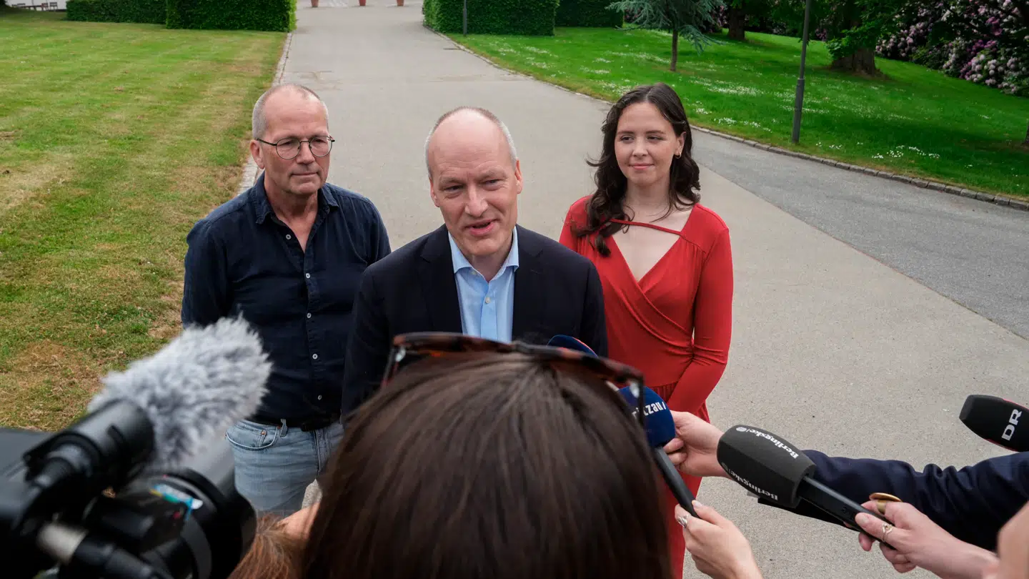 Pelle Dragsted, Victoria Velásquez og Peder Hvelplund fra Enhedslisten uden for Marienborg.