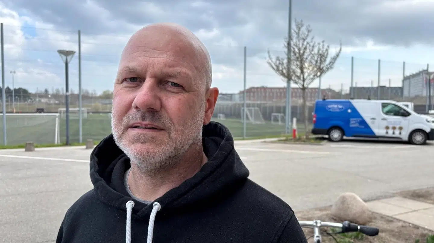 Jonas Nielsen bor lige ved siden af en kunststofgræsbane og døjer med blandt andet larm og lys fra banen.