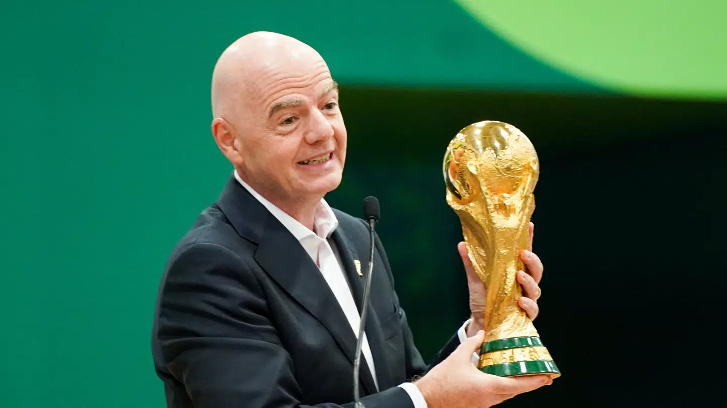 Den udskældte FIFA-præsident Gianni Infantino med det, det hele handler om: VM-trofæet.