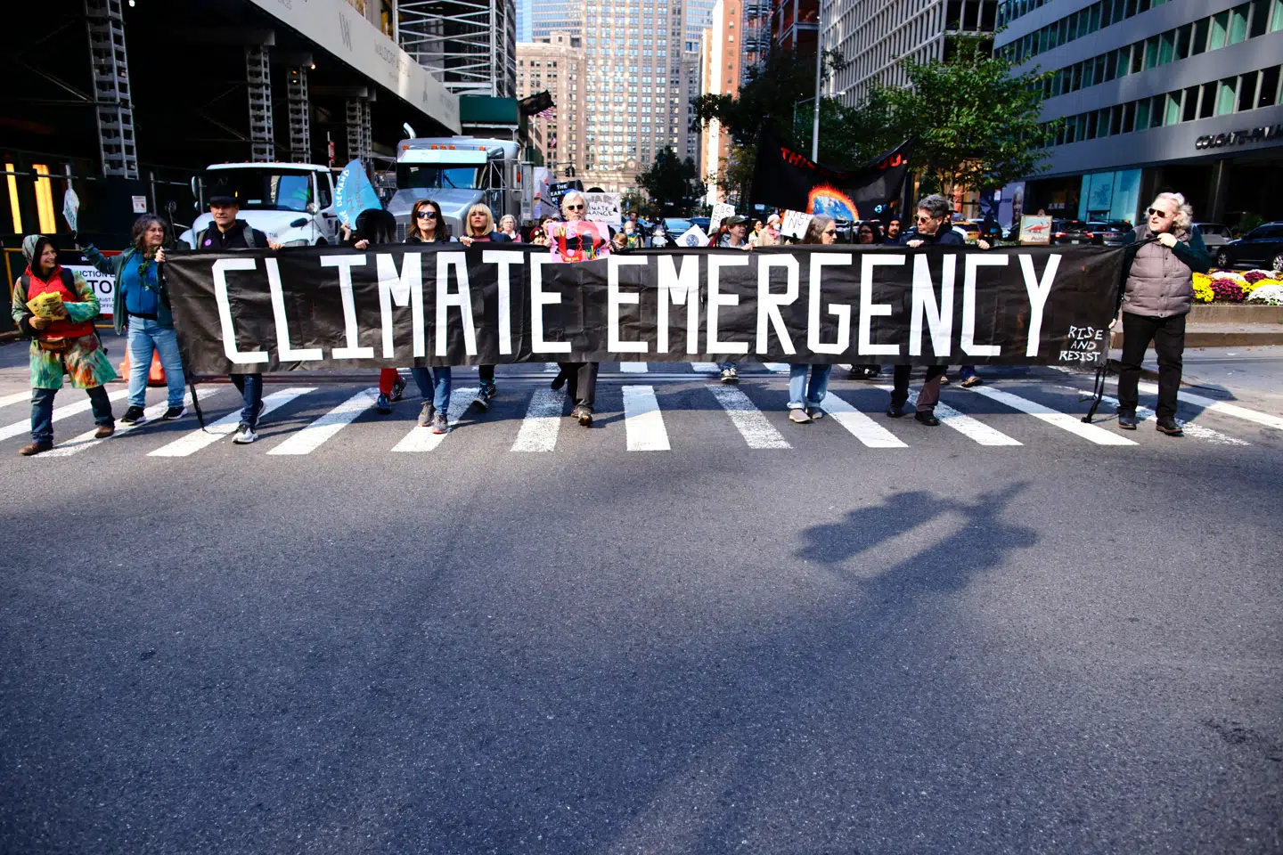 FN har lagt afstand til klimascenariet RCP 8.5, som i årevis har præget den offentlige klimadebat. Her ses klimaaktivister protestere på Park Avenue i New York 29. oktober 2022.