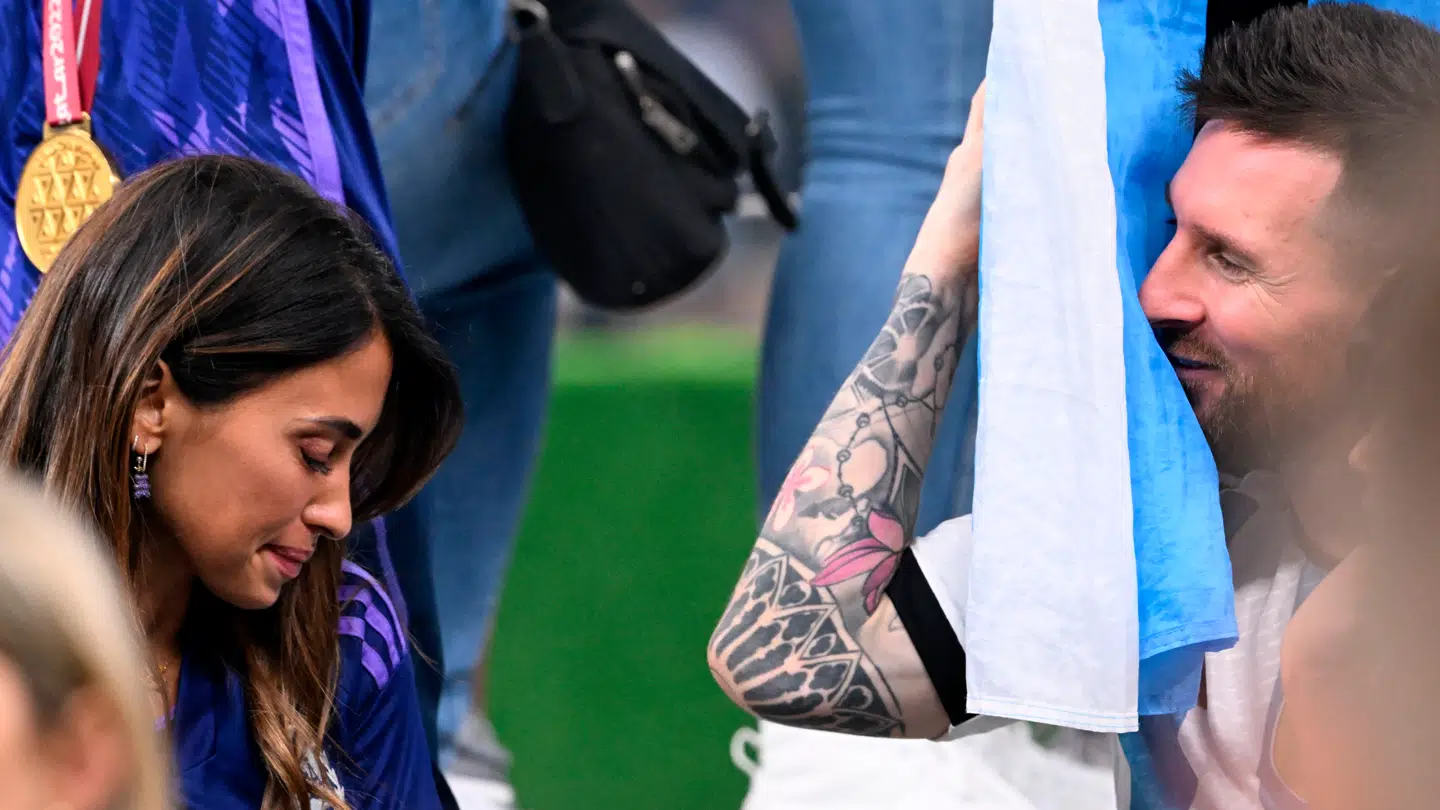 Antonela Rocuzzo og Lionel Messi efter VM-triumfen i 2022.