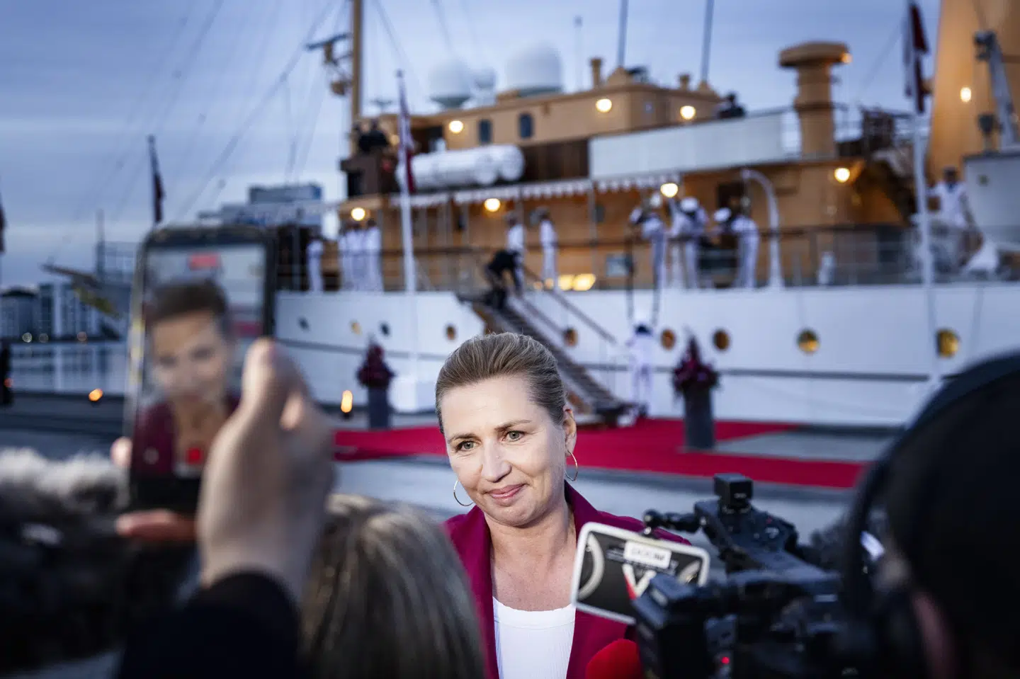 Mette Frederiksen (S) kunne mandag aften foran Kongeskibet Dannebrog i Odense Havn meddele, at hun har indgået aftale om en ny regering bestående af fire partier. Det var 68 dage, efter at hun blev kongelig undersøger første gang.