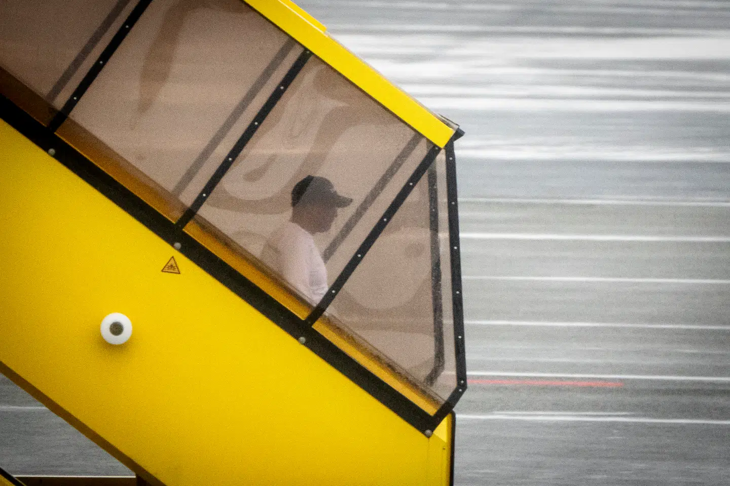 Hovedmanden i udbyttesagen, Sanjay Shah, blev udleveret til Danmark fra Dubai. Det samme er to andre tiltalte for udbyttesvindel blevet. Tre amerikanere, også tiltalt for udbyttesvindel, skulle derimod frivilligt selv rejse til Danmark til tirsdagens straffesag i Retten i Glostrup, men den ene lod retssag være retssag og blev hjemme.