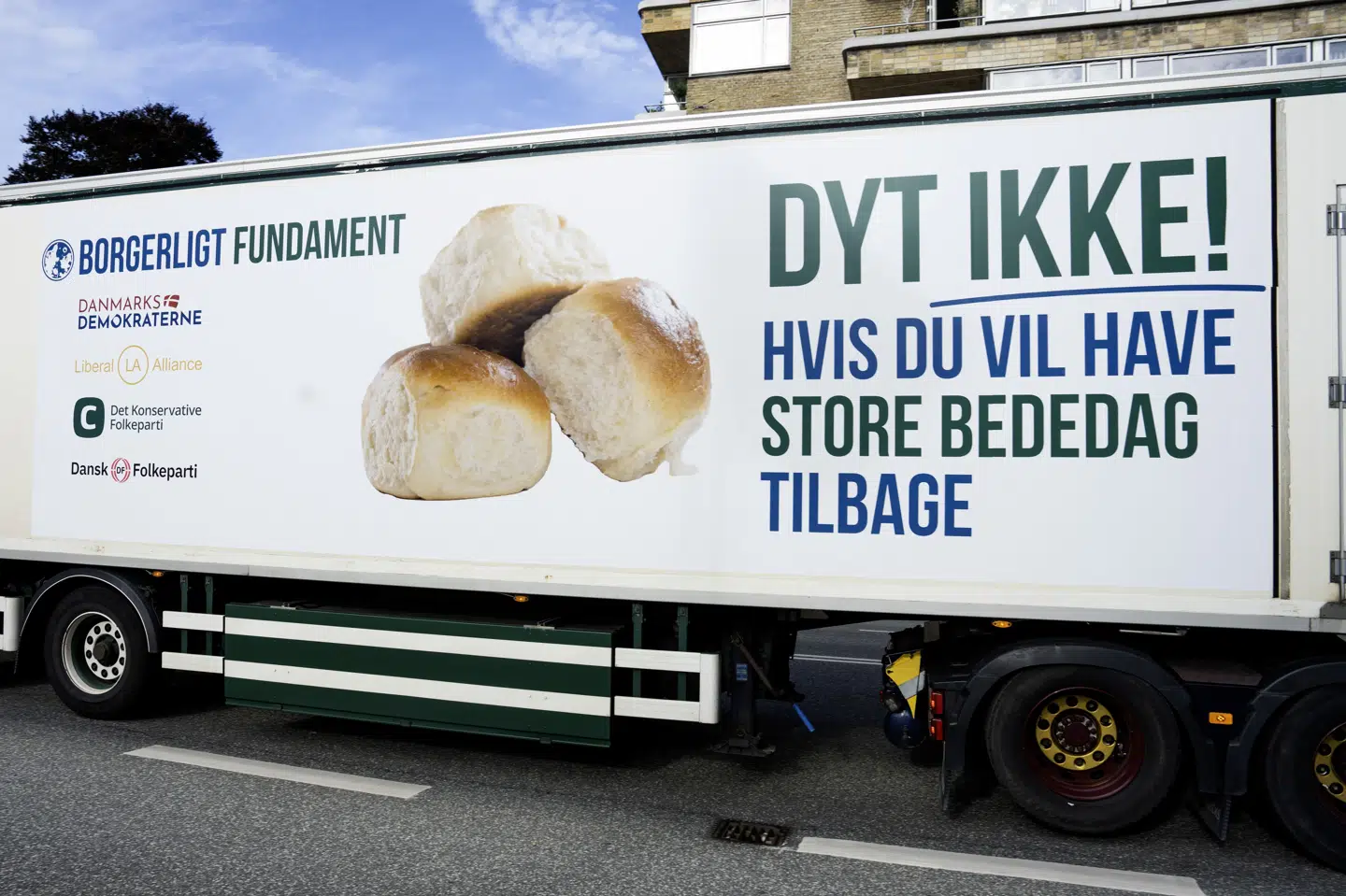 De blå partier i Folketinget har løbende kæmpet for at få genindført store bededag. Ved Socialdemokratiets årsmøde i 2025 havde de kørt en lastbil til årsmødet. (Arkivfoto).