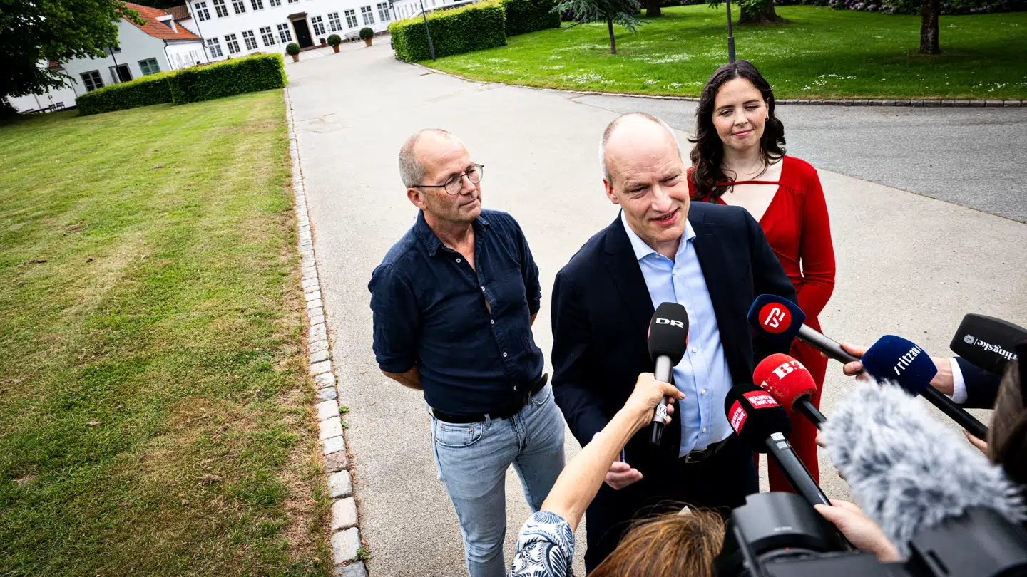 Enhedslistens Peder Hvelplund, Pelle Dragsted og Ninosca Victoria Risbjerg Velásquez forlader Marienborg i Kgs. Lyngby tirsdag den 2. juni 2026. Tirsdag bliver regeringsgrundlaget præsenteret. Forud for et pressemøde er en række partier inviteret til møder. (Foto: Nils Meilvang/Scanpix 2026)