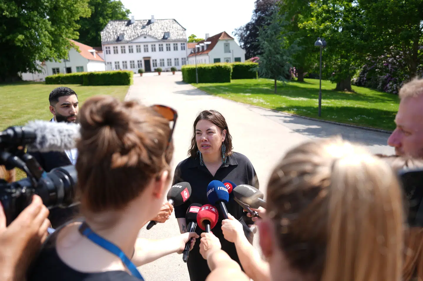 Naaja H. Nathanielsen fra IA mødte pressen, efter at hun tirsdag var forbi Marienborg.