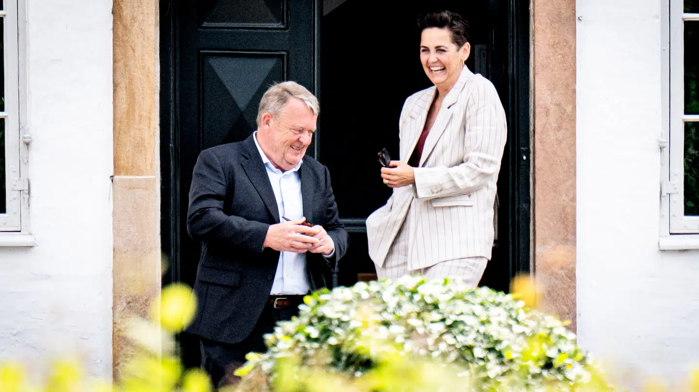 Pia Olsen Dyhr og Lars Lykke Rasmussen i en pause mellem møderne med andre partier på Marienborg i Kgs. Lyngby tirsdag den 2. juni 2026. Tirsdag bliver regeringsgrundlaget præsenteret. Forud for et pressemøde er en række partier inviteret til møder.