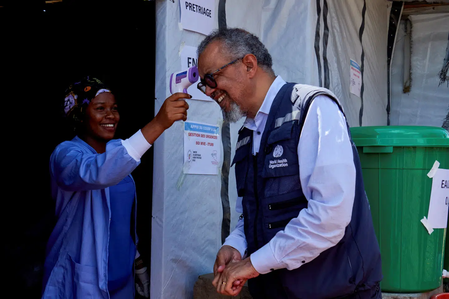 WHO-generaldirektør Tedros Adhanom Ghebreyesus får taget sin temperatur under et besøg i DR Congo. Tirsdag har WHO opdateret antallet af formodede smittetilfælde. (Arkivfoto).