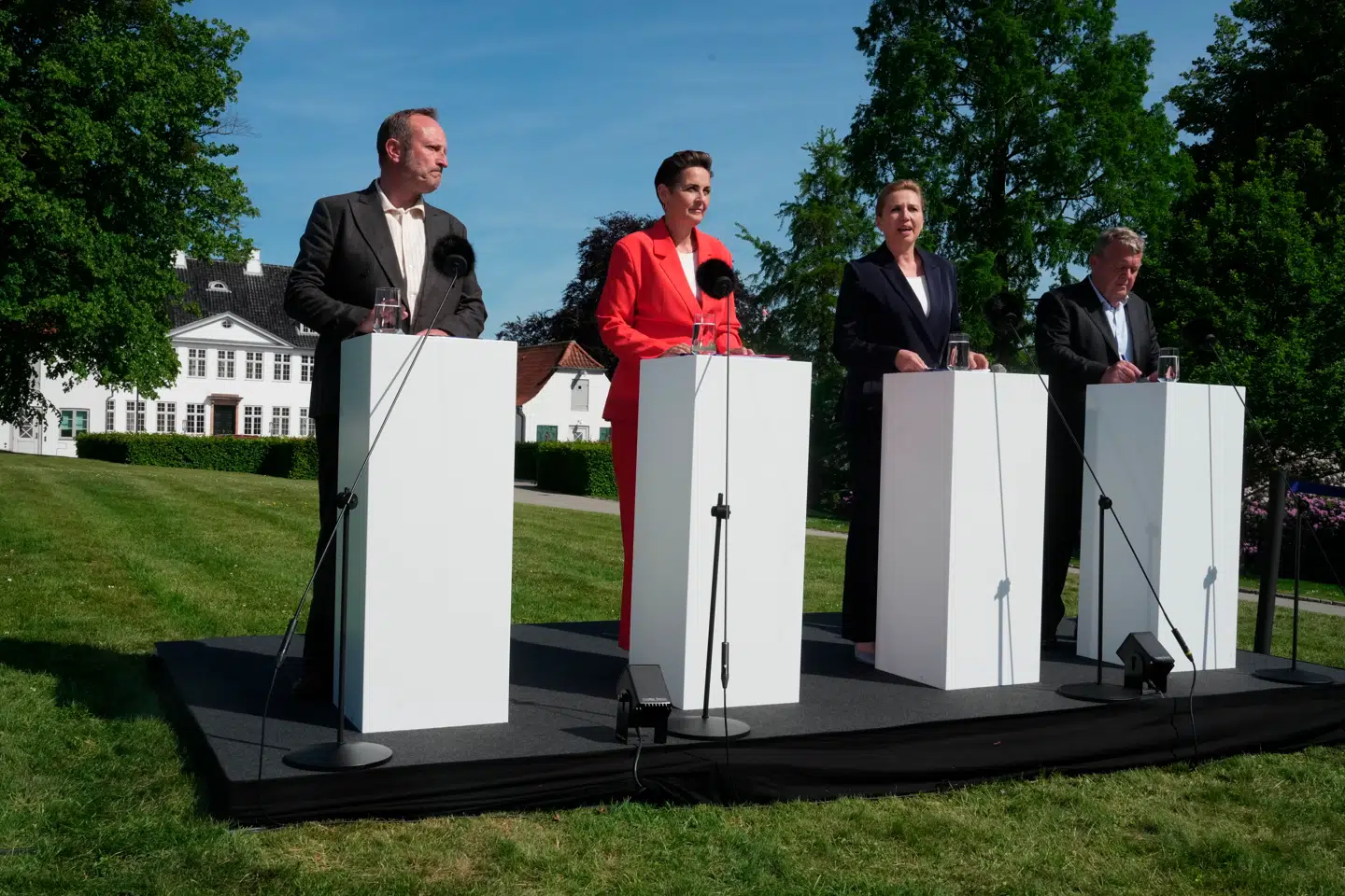 Partilederne bag den nye SSFMR-regering præsenterede tirsdag regeringsgrundlaget foran Marienborg. Selv genbruger den nye regering betegnelsen »Firkløverregeringen«, og det vækker harme.
