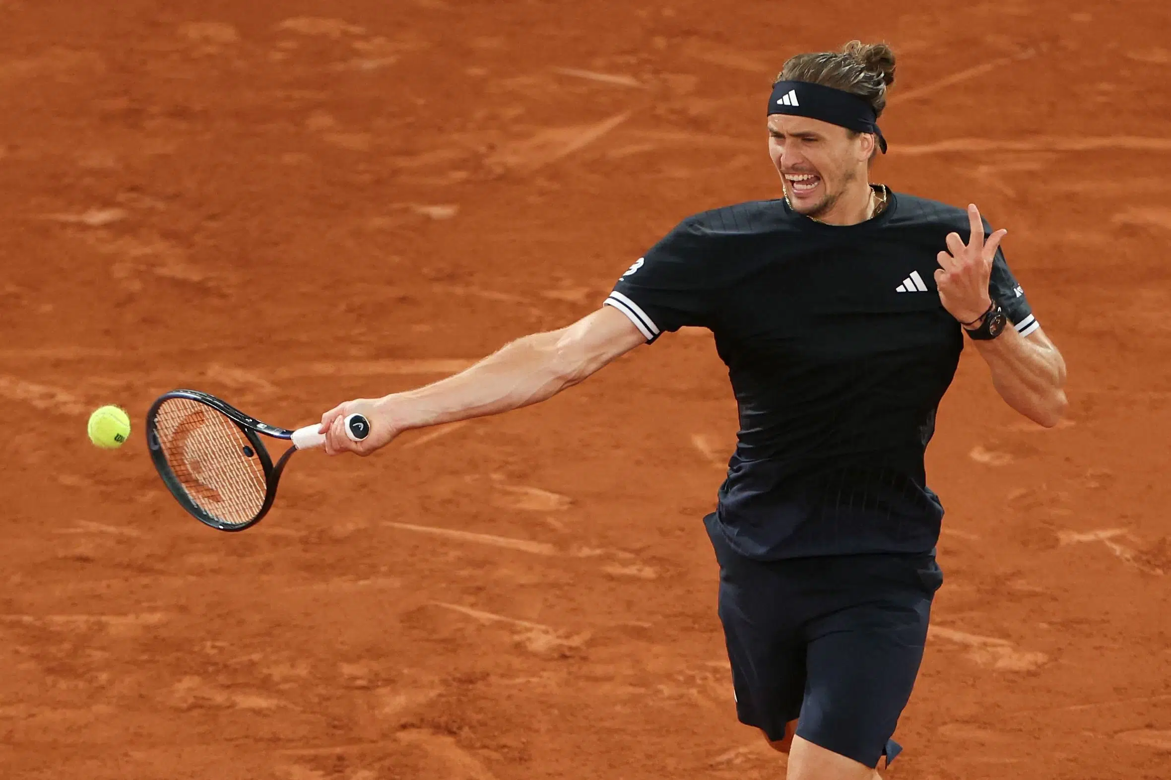 Zverev moves on in pursuit of first Grand Slam trophy