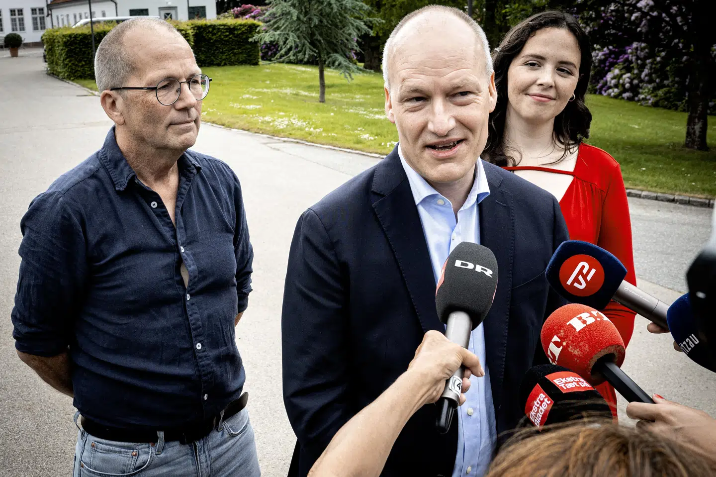 Enhedslistens politiske ordfører, Pelle Dragsted, kom tirsdag formiddag ud fra Marienborg og sagde, at tandlæge bliver gratis for alle. Regeringsgrundlag bruger andre formuleringer.
