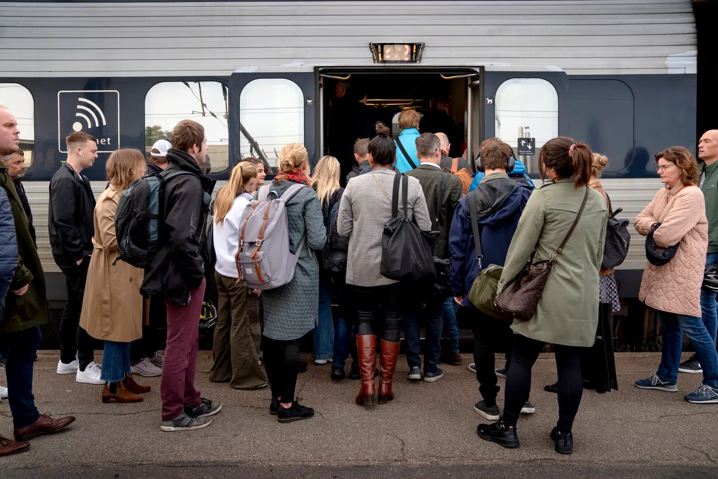 Problemerne med togdriften har stået på i årevis, men særligt det seneste år har været horribelt. Det er simpelthen ikke et moderne land værdigt, skriver Amalie Lyhne i denne leder.