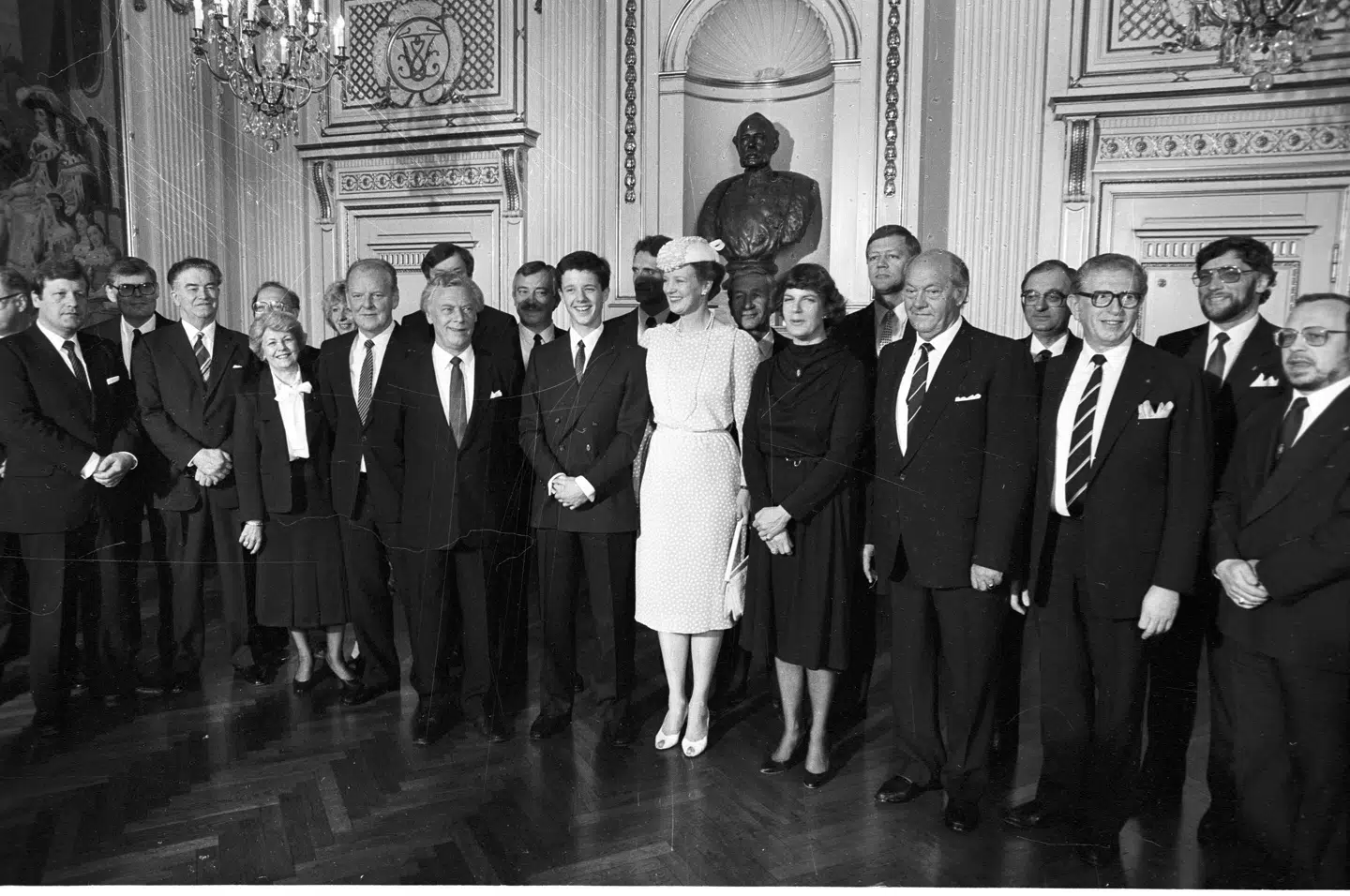 Dronning Margrethe og den daværende kronprins Frederik sammen med statsminister Poul Schlüter og Firkløverregeringen i 1986.