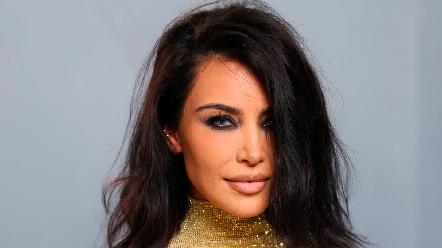 Kim Kardashian har tilsyneladende offentligt bekræftet sit forhold til Formel 1-køreren Lewis Hamilton.