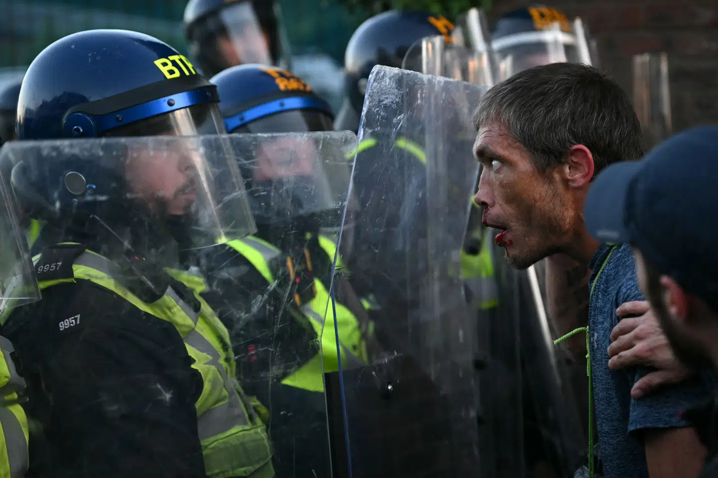 Politi og demonstranter stødte tirsdag aften sammen i den britiske by Southampton. Højrefløjsaktivist havde opfordret folk til at gå på gaden efter drabet på 18-årig britisk mand.