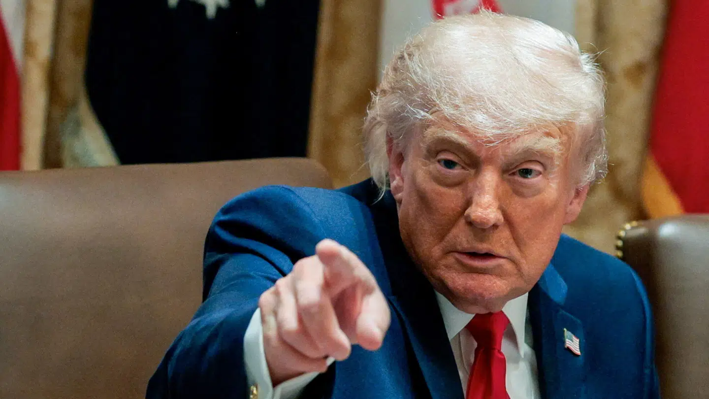Donald Trump bruger også i høj grad sin finger på sin mobiltelefon.