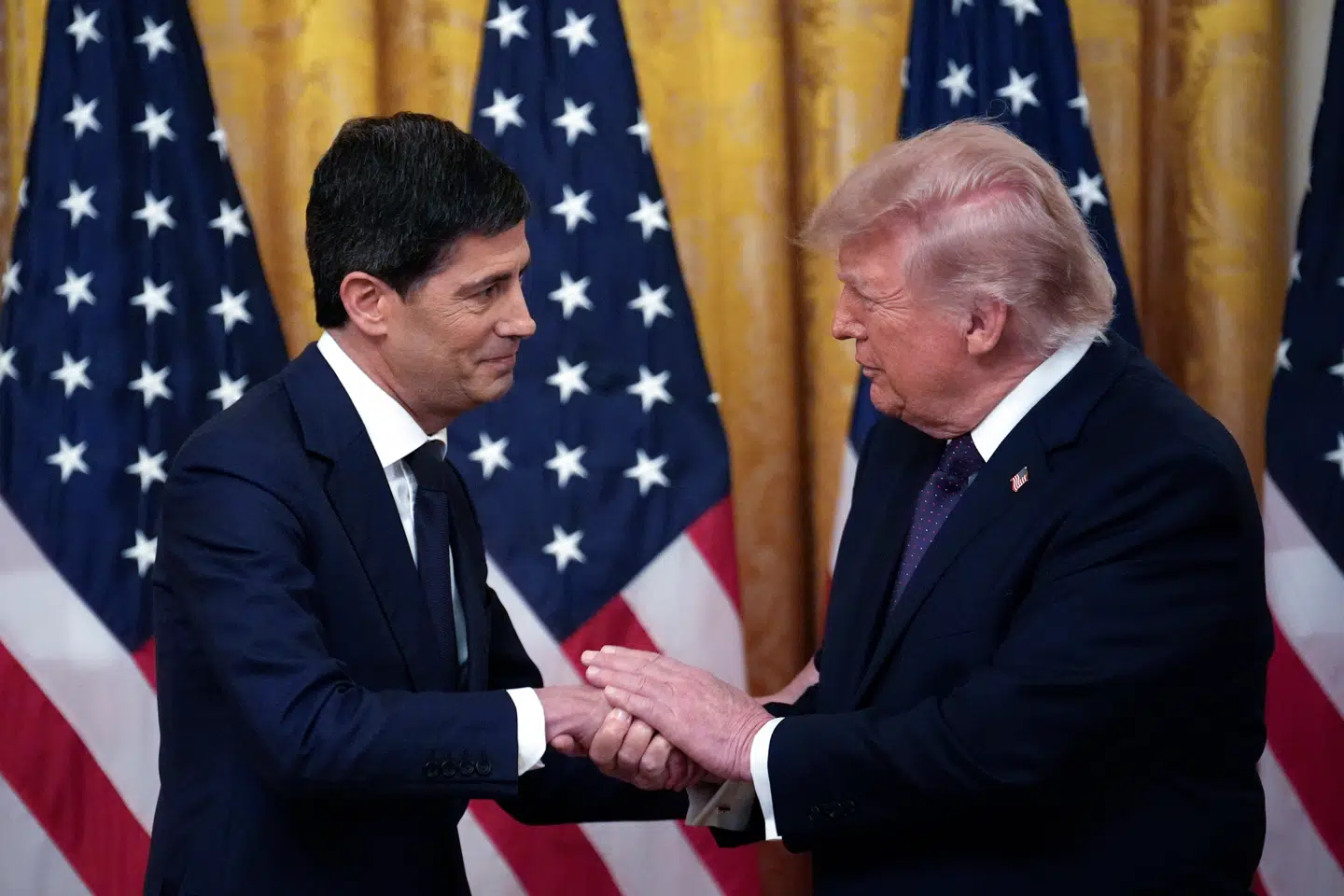 Den nye chef for USAs centralbank, Kevin Warsh, forbereder en stor omstrukturering af banken, fortæller kilder til Financial Times.
