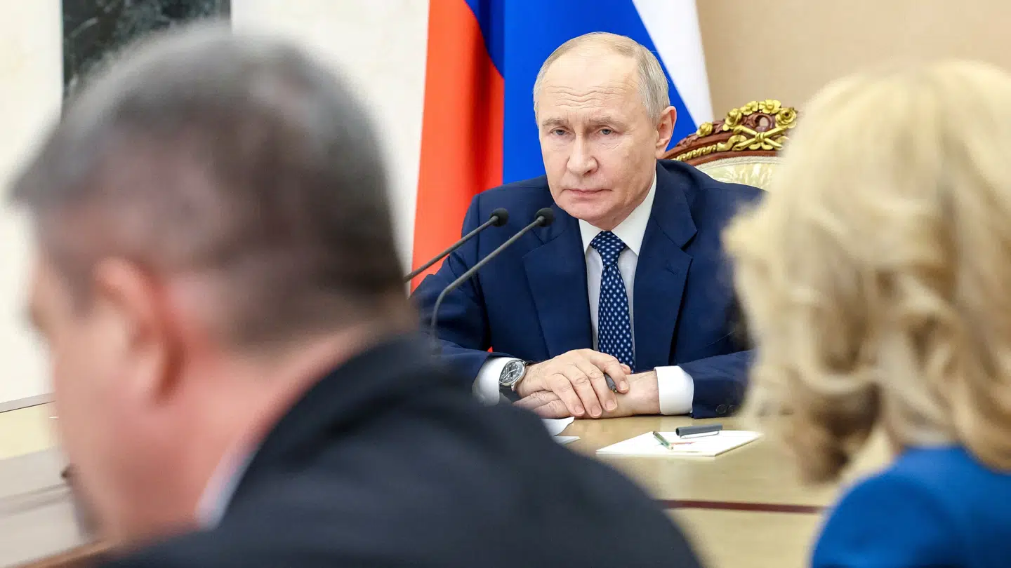 Vladimir Putin møder nu internt pres i Rusland. Flere kræver, at Rusland skærer ned på deres militærbudget.