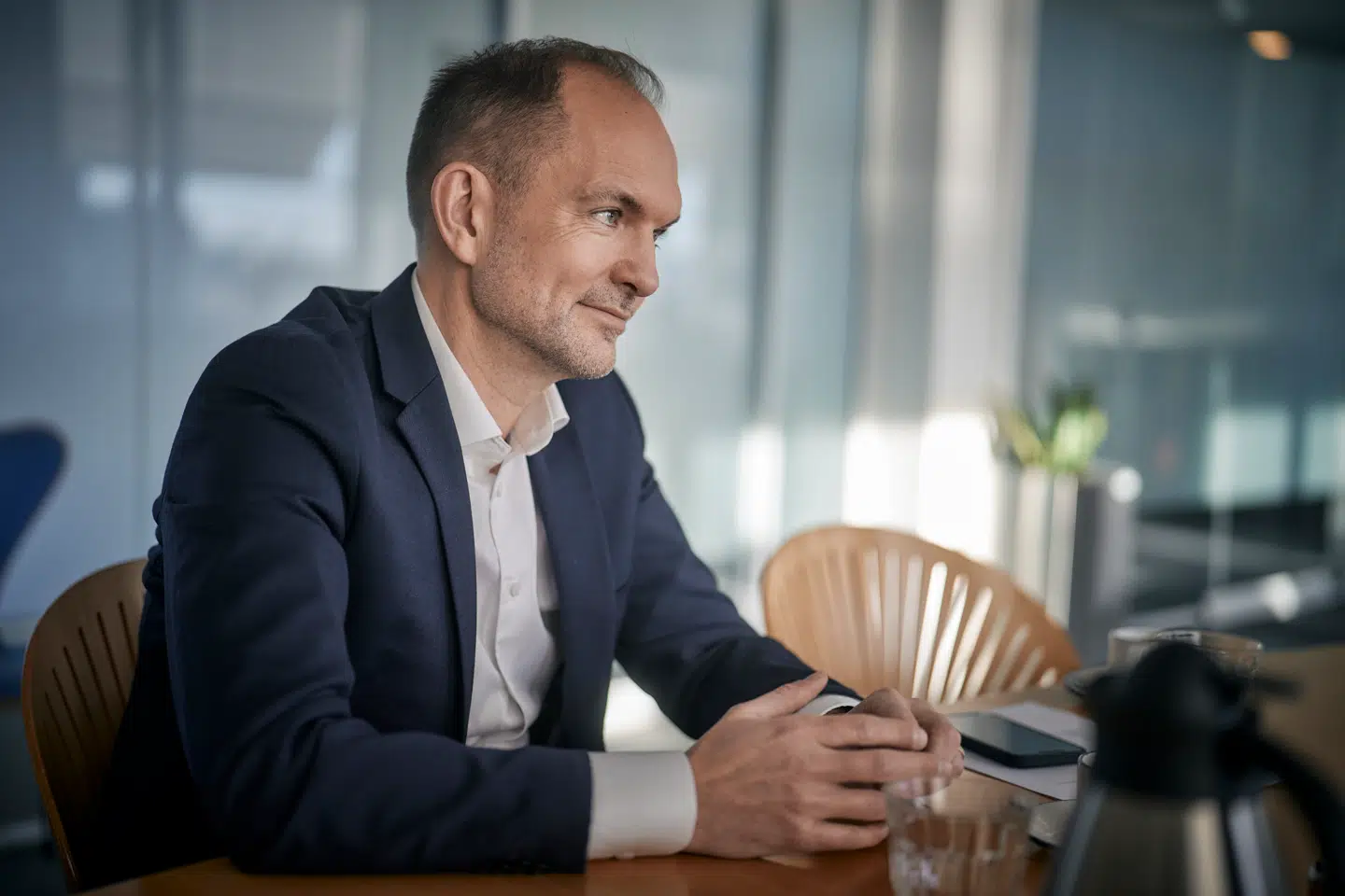 Den nye forsvarsminister hedder Jeppe Bruus (S) og kommer fra en post som minister for den grønne trepart.