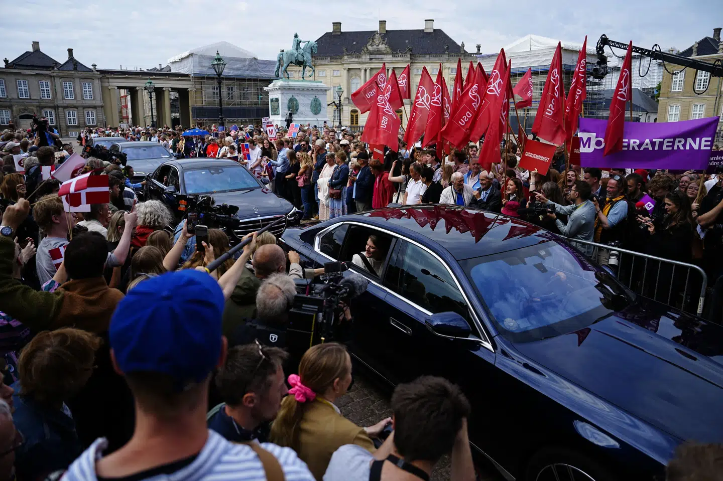 Der er kø til Amalienborg onsdag, hvor den nye regering præsenteres og den tidligere ministre takker af hos kongen.